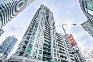 2608 19 Grand Trunk Cres